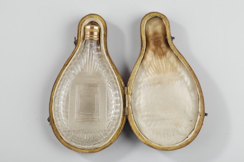 Flacon à parfum en cristal taillé et bouchon or, milieu du XIXe siècle - Objets de Vitrine Style Restauration - Charles X