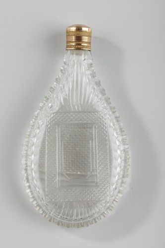 Objets de Vitrine Coffret & Nécessaire - Flacon à parfum en cristal taillé et bouchon or, milieu du XIXe siècle