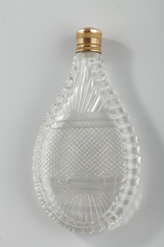 Flacon à parfum en cristal taillé et bouchon or, milieu du XIXe siècle - Ouaiss Antiquités