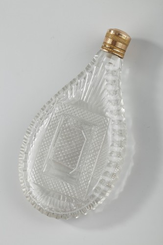 XIXe siècle - Flacon à parfum en cristal taillé et bouchon or, milieu du XIXe siècle