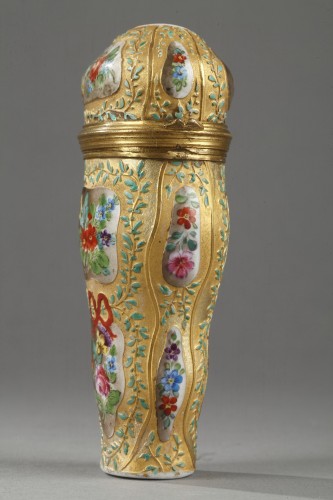 Etui en porcelaine fine à décor émaillé, XIXe siècle - Ouaiss Antiquités