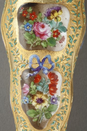 XIXe siècle - Etui en porcelaine fine à décor émaillé, XIXe siècle