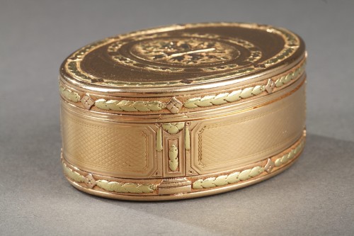 Tabatiere ovale en or d'epoque Louis XVI - Ouaiss Antiquités