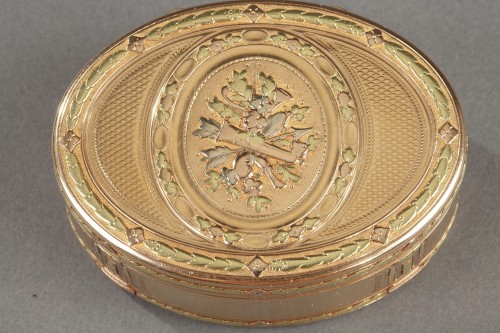XVIIIe siècle - Tabatiere ovale en or d'epoque Louis XVI