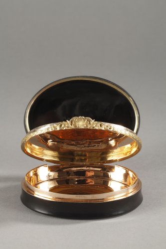 XIXe siècle - Tabatière à secret en écaille, or et miniature érotique