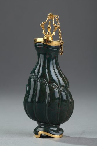 Flacon en jaspe et or, travail anglais du XVIIIe siècle - Objets de Vitrine Style 