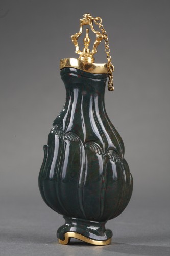 Flacon en jaspe et or, travail anglais du XVIIIe siècle - Ouaiss Antiquités