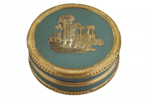 Boite en poudre d'écaille teinté et or époque Louis XVI.