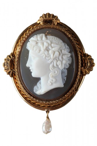 Broche or, perles avec camée sur agate XIXe siècle