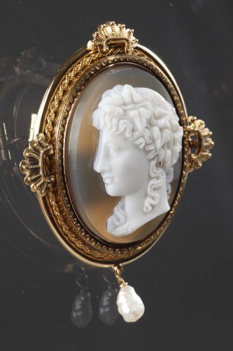 XIXe siècle - Broche or, perles avec camée sur agate XIXe siècle