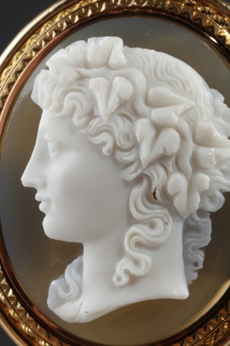 Antiquités - Broche or, perles avec camée sur agate XIXe siècle