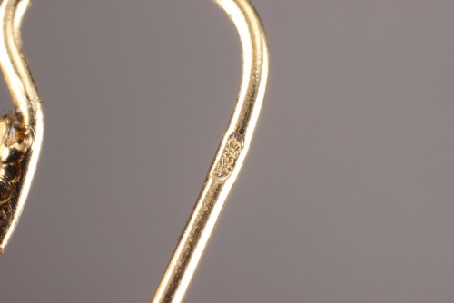 Paire de boucle d'oreilles en or, émail, perle et nacre Napoléon III - Ouaiss Antiquités