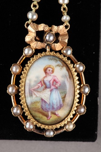 XIXe siècle - Paire de boucle d'oreilles en or, émail, perle et nacre Napoléon III