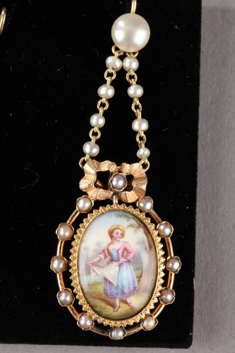 Antiquités - Paire de boucle d'oreilles en or, émail, perle et nacre Napoléon III