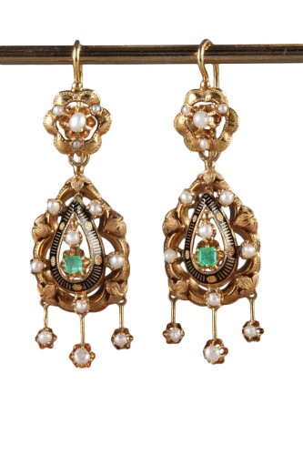 Paire de boucle d'oreilles en or, émail, perles et émeraudes Napoléon III