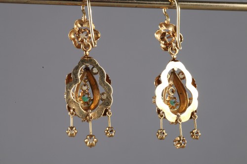 Paire de boucle d'oreilles en or, émail, perles et émeraudes Napoléon III - Ouaiss Antiquités