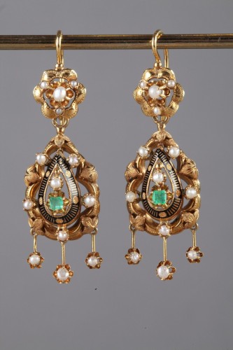 XIXe siècle - Paire de boucle d'oreilles en or, émail, perles et émeraudes Napoléon III