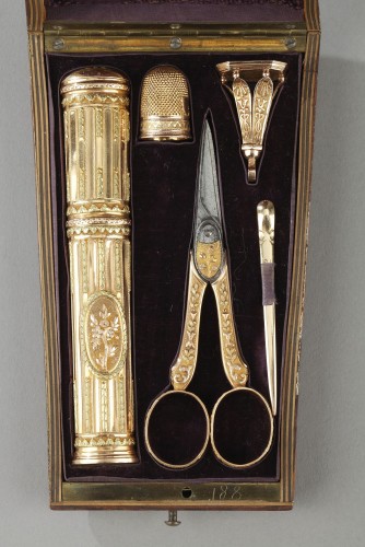Nécessaire à couture en or et étui à cire, XVIIIe siècle - Objets de Vitrine Style Louis XVI