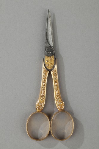 Nécessaire à couture en or et étui à cire, XVIIIe siècle - Ouaiss Antiquités