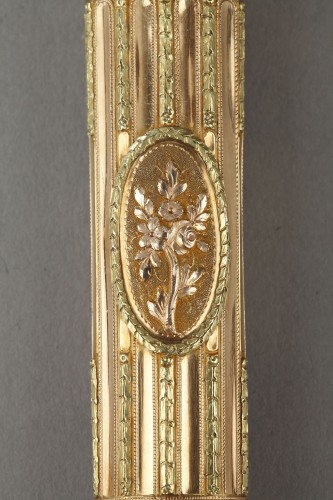 Antiquités - Nécessaire à couture en or et étui à cire, XVIIIe siècle