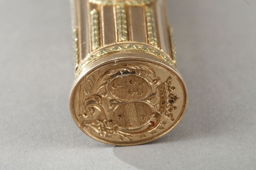 Antiquités - Nécessaire à couture en or et étui à cire, XVIIIe siècle