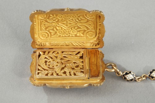 Antiquités - Vinaigrette en or émaillé et bague circa 1840