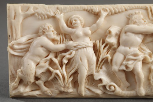 Plaque en ivoire "les amours de Poséidon", travail de la fin XVIIIe siècle - Ouaiss Antiquités