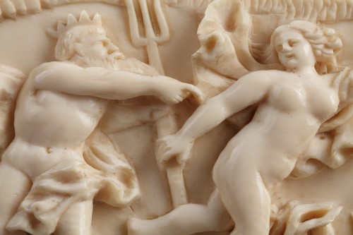Antiquités - Plaque en ivoire "les amours de Poséidon", travail de la fin XVIIIe siècle