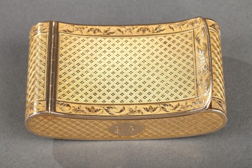 Tabatière en or de forme incurvée, période Restauration - Objets de Vitrine Style Restauration - Charles X