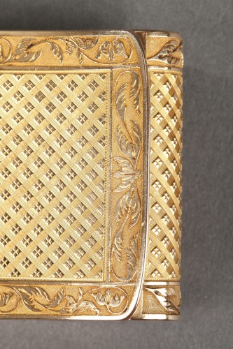 XIXe siècle - Tabatière en or de forme incurvée, période Restauration