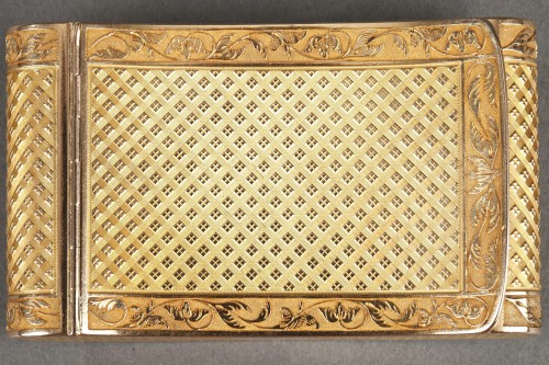 Antiquités - Tabatière en or de forme incurvée, période Restauration