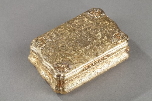 Grande boite en or ciselée Hanau,  milieu du XIXe siècle - Objets de Vitrine Style Restauration - Charles X