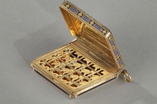 Antiquités - Vinaigrette en or émaillé et sertie de demi-perles
