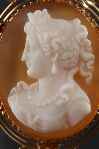 XIXe siècle - Pendentif broche en or, perles et camée sur agate