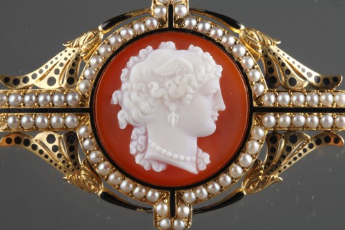 Broche en or, demi-perles et émail ornée d'un camée sur agate - Bijouterie, Joaillerie Style Napoléon III