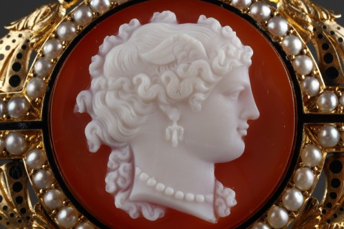 XIXe siècle - Broche en or, demi-perles et émail ornée d'un camée sur agate