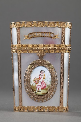 Carnet de bal en or, nacre et émail avec système secret XIXe siècle - Objets de Vitrine Style 