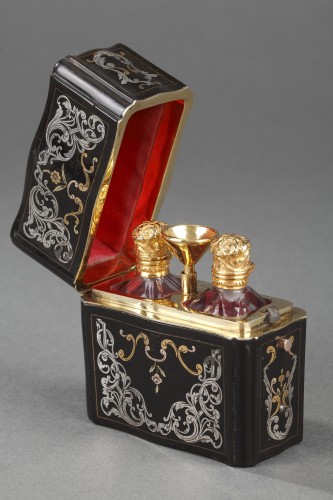 Nécessaire à parfum, écaille, argent et vermeil XVIIIe siècle - Objets de Vitrine Style Directoire