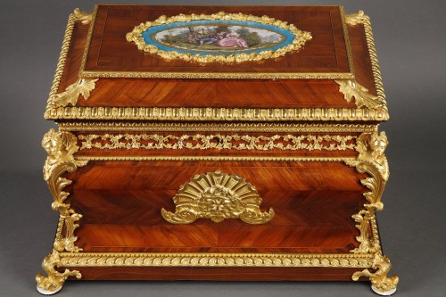 Très grand coffre en palissandre, bronze doré et porcelaine Napoléon III - Objets de Vitrine Style Napoléon III
