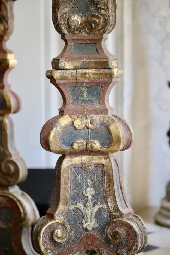 Paire de porte-torchères en bois peint polychrome et doré sculpté - Mobilier Style Régence