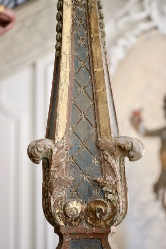 Mobilier  - Paire de porte-torchères en bois peint polychrome et doré sculpté