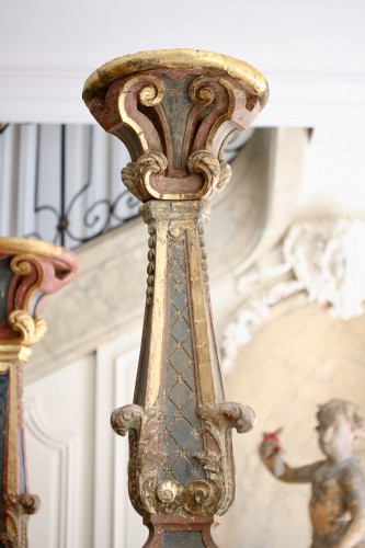 Paire de porte-torchères en bois peint polychrome et doré sculpté - Galerie Pellat de Villedon