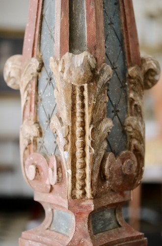 Régence - Paire de porte-torchères en bois peint polychrome et doré sculpté