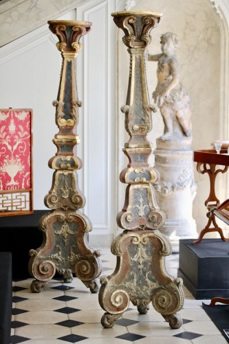 Antiquités - Paire de porte-torchères en bois peint polychrome et doré sculpté