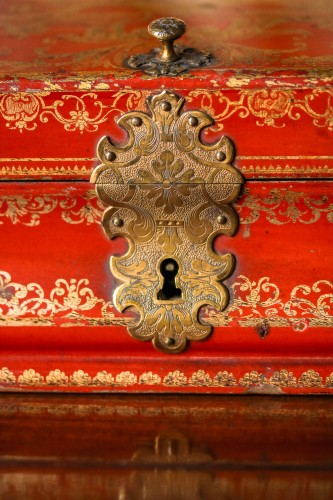 Paire de boîtes de toilettes en vernis rouge et or d'époque Louis XIV - Louis XIV