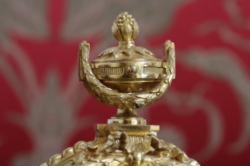 Pendule au lion en bronze doré et en bronze patiné - Horlogerie Style Louis XVI