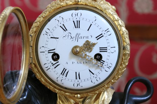 Horlogerie Pendule - Pendule au lion en bronze doré et en bronze patiné