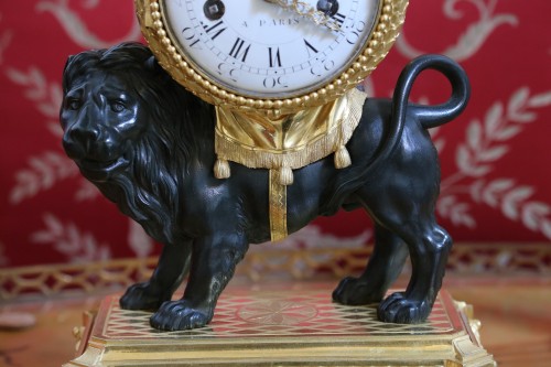 XVIIIe siècle - Pendule au lion en bronze doré et en bronze patiné