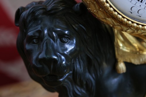 Pendule au lion en bronze doré et en bronze patiné - Louis XVI