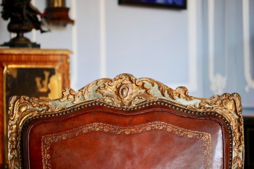 Sièges Fauteuil & Bergère - Impressionnante paire de fauteuils à la reine laqués et dorés richement sculptés